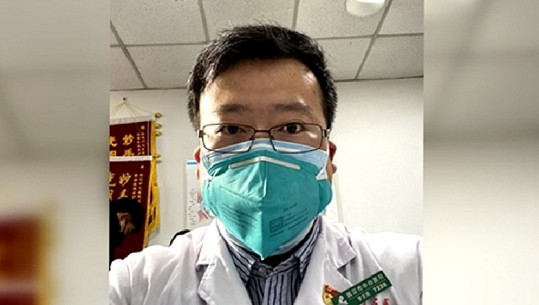 Koronavirusi, rehabilitohet mjeku 'Kasandër' që kishte paralajmëruar Kinën për virusin dhe nuk ishte besuar