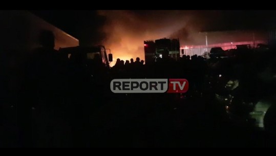 Zjarr i madh në një servis në Durrës, digjen makinat...flakët vihen në kontroll pas rreth një ore (VIDEO)