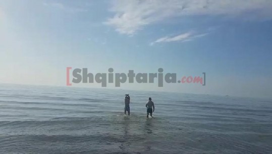 Plazh në Dimër, të rinjtë tek Shkëmbi i Kavajës sfidojnë temperaturat e ulëta dhe futen në det (VIDEO)