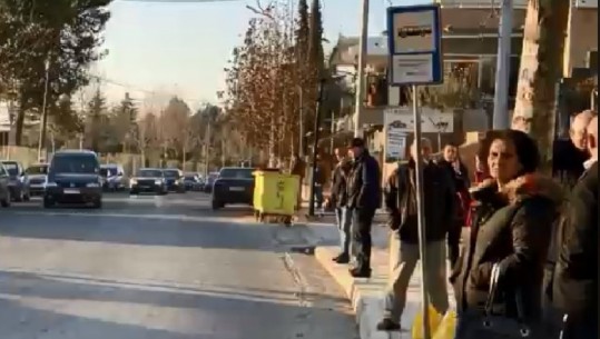 PD: Veliaj buxhet 200 mln euro, por në Tiranë s’ka vendqëndrime për qytetarët në stacionet e autobusit (VIDEO)