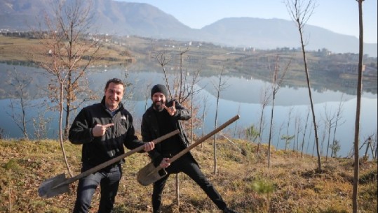 Eugent Bushpepa i bashkohet aksionit për mbjelljen e 100 pemëve në liqenin e Farkës, Veliaj: Nga landfill në hapësirë të gjelbër