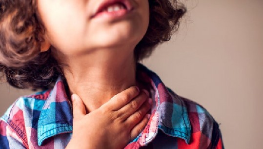 Tetë mënyra për trajtimin e dhimbjes së fytit tek një fëmijë në mënyrë natyrale