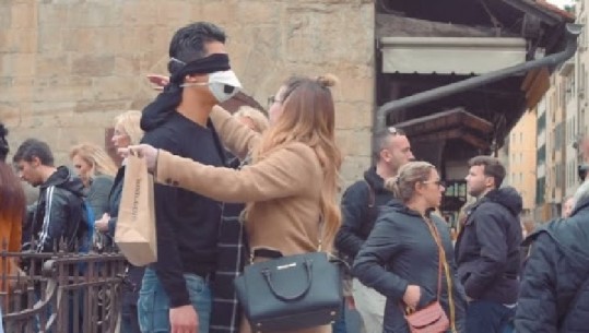 Firence, ‘Unë nuk jam një virus’, italo-kinezi përqafohet nga kalimtarët (VIDEO+FOTO)
