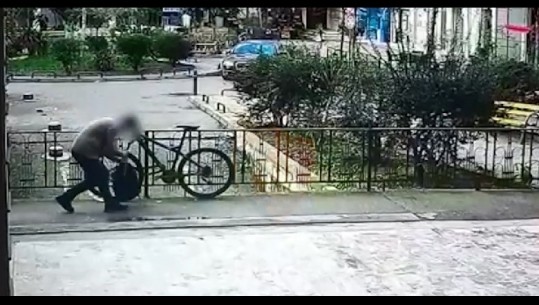 Kapet makthi i biçikletave në Tiranë, dalin pamjet, shikoni hajdutin si i vidhte (VIDEO)