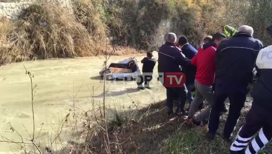 Ra nga 50 metra në lumin Gjanica, vdes shoferi, policia dhe banorët nxjerrin makinën me litar (VIDEO)