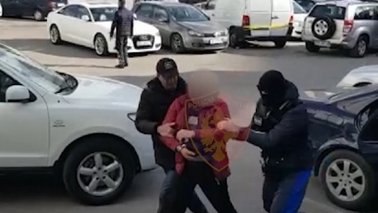 Tiranë/ I dënuar me 11 vite burg për mashtrim, kapet tek 'Komuna e Parisit' 50-vjeçari (VIDEO)