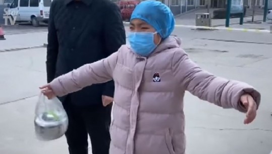 Koronavirusi ndan nënën infermiere nga fëmija, përqafim mes lotësh në distancë (VIDEO)