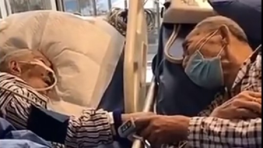 Çifti i të moshuarve me koronavirus i japin lamtumirën e fundit njëri-tjetrit (VIDEO)