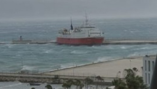 Trageti s'ankorohet në Bari për shkak të motit të keq! Shqiptarët e nisur Durrësi mbi 30 orë në det
