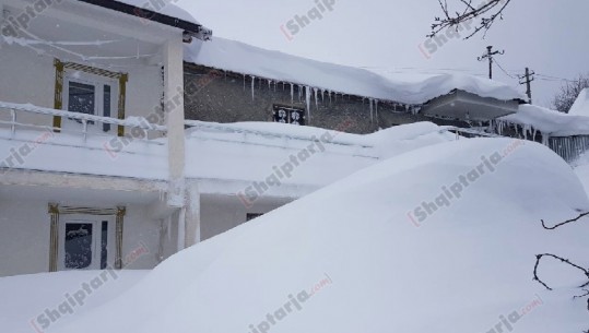 2 metra dëborë, Shishtaveci dhe Topjani në Kukës prej 48 orëve pa energji (FOTO)