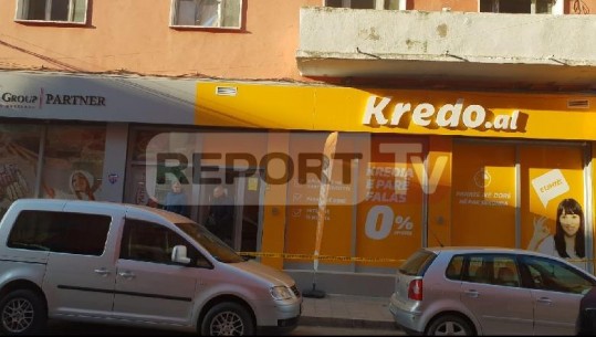 Grabitet në mes të ditës një pikë dhënie kredie në Durrës! Autori i armatosur merr 100 mijë lekë...punonjësi lajmëron policinë 40 min me vonesë 