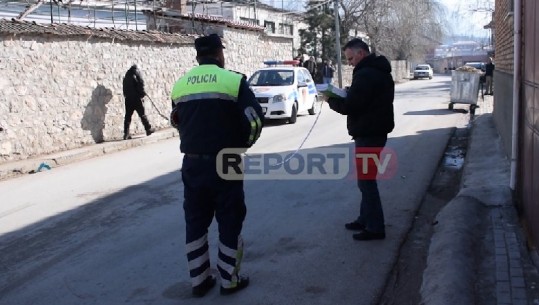 Korçë- E përplas makina kur po kalonte rrugën, këmbësorja në gjendje të rëndë! Shoqërohet në komisariat shoferi (VIDEO)