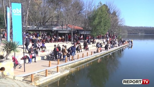 Një e diel 'vere' tek Liqeni! Qytetarët 'zbrazin' rrugët, fundjavë në natyrë (VIDEO)