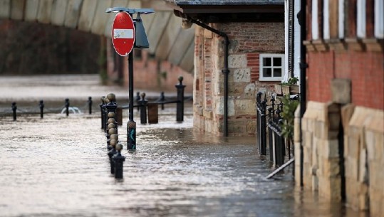 Të paktën pesë viktima prej stuhisë 'Ciara' që po shkatërron Europën