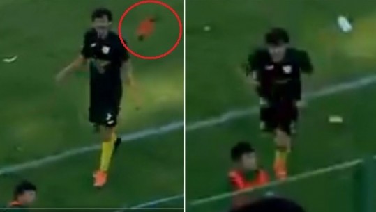 I hodhi këpucën në tribunë, futbollisti shtrin përtokë djaloshin që kapte topat (VIDEO)