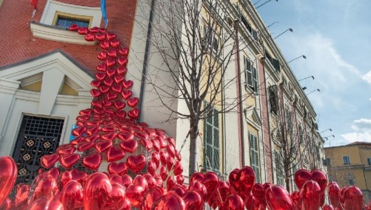 Tirana 'vishet' me zemra për Shën Valentin, surpriza e Veliajt për të dashuruarit