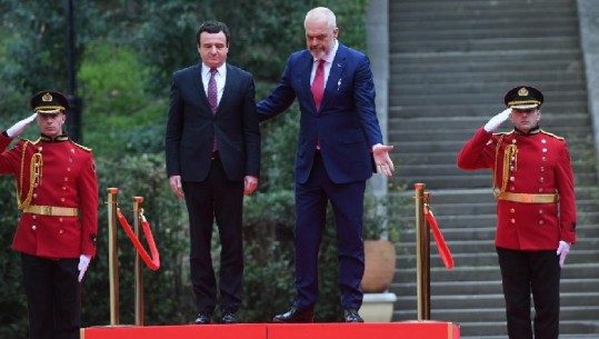 Vizita e parë në Tiranë si kryeministër, fotot nga pritja zyrtare për Albin Kurtin