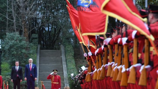 Albin Kurti mbërrin në Tiranë, pritet nga kryeministri Rama në Pallatin e Brigadave (VIDEO)