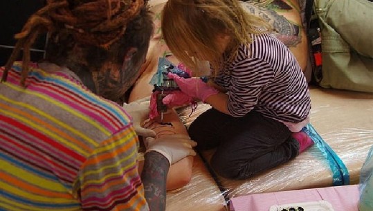 Artistja më e vogël e tatuazheve...filloi që në moshën 7-vjeçare (FOTO+VIDEO)