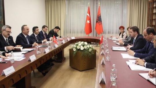 Ministri Çavuşoğlu: Shqipëria jo portë sigurie për gylenistët, kthejini në Turqi! Nënshkruhen 3 marrëveshje