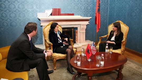 Ambasadorja amerikane vlerëson Hajdarin e Gjonin që nuk dogjën mandatet: Tani duhet një rrugë e përbashkët