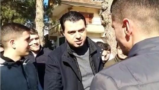 Basha me të rinjtë në Kukës: Mos ikni në Angli se do ta qërojmë atë që kërkon të zbrasë Shqipërinë (VIDEO)