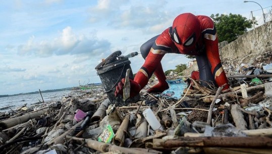 'SpiderMan'-i mbledh mbeturinat, 36-vjeçari tërheq vëmendje për nismën e mbrojtjes së mjedisit
