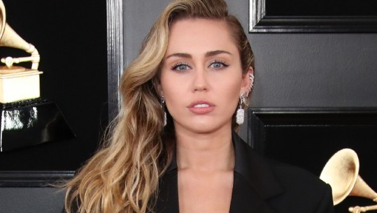 Miley Cyrus tërheq vëmendje në sfilatën e 'Javës së Modës në New York'