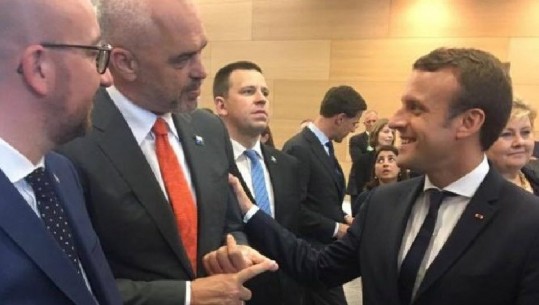 Rama ngacmon Macron gjatë konferencës, shpërthejnë të qeshurat në sallë (VIDEO)