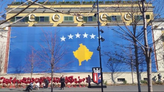 12-vjetori i Pavarësisë, Bashkia e Tiranës mbulohet me flamurin e Kosovës