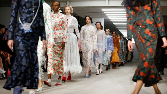 Java e Modës në Londër, Victoria Beckham sjell trendin e ri të veshjeve (FOTO)
