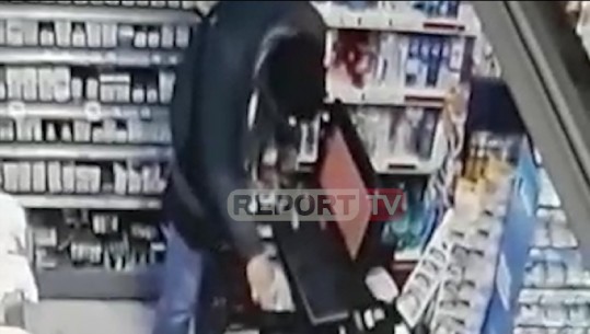 VIDEO-Ekskluzive/ I maskuar dhe i armatosur, momenti kur autori i 8 grabitjeve merr lekët në supermarket në Shkozet...s'harron paketat e cigareve