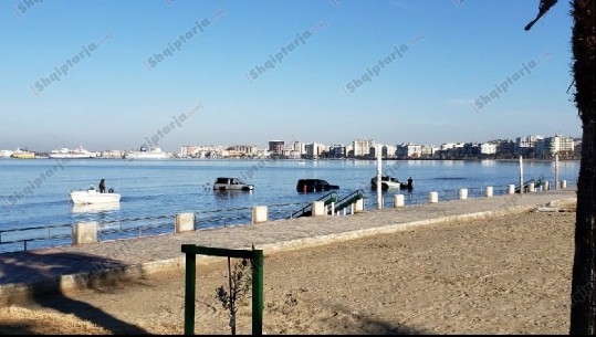 Gjenden 3 fuoristrada mes dallgëve në Vlorë, pronari: Tentuam të fusim skafin për peshkim, na tërhoqi deti (VIDEO)