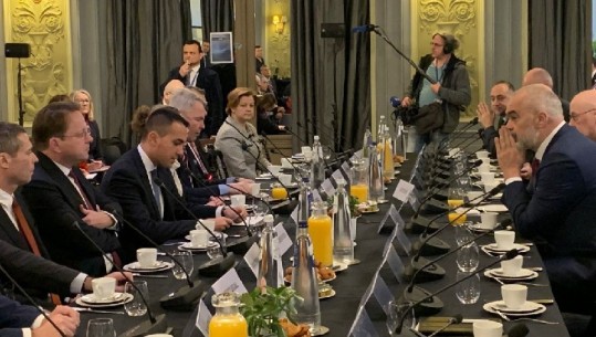 Mëngjes pune për Shqipërinë në Bruksel, Komisioneri për Zgjerimin përgëzon anti-KÇK-në: Tregon lidership 