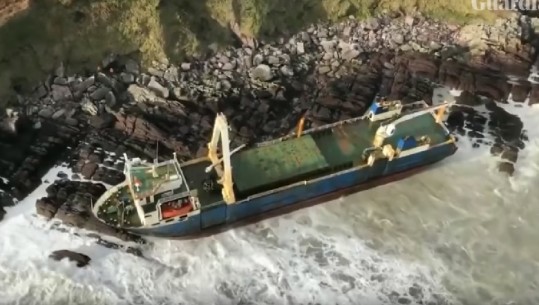 Irlandë, pas një viti stuhia ‘Dennis’ nxjerr në breg ‘anijen fantazmë’ (VIDEO)