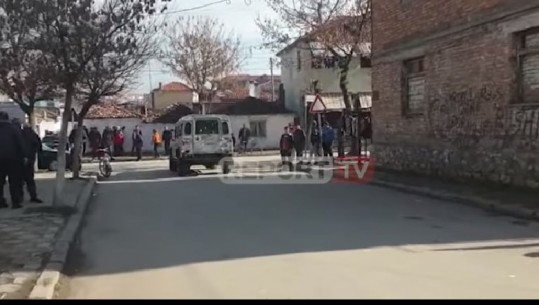 Përleshje fizike dhe me armë në Korçë...për vetëm: Pse më shikon me presion (pistoleta në tokë pas plumbit 'aksidental')