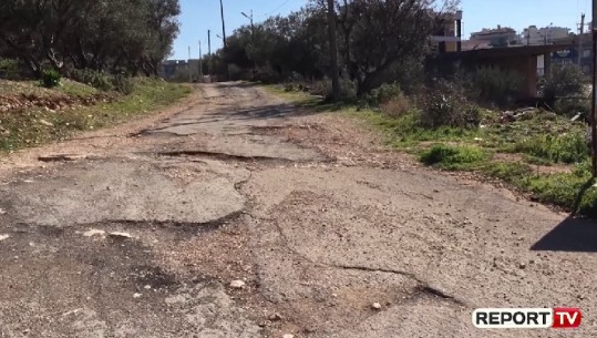 Ksamili, perla e natyrës, por me rrugë të shkatërruara: Ecim përmes baltës, asnjë zgjidhje nga Bashkia (VIDEO)
