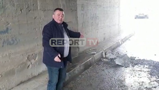 U restaurua 6 muaj më parë/ Shkëputen masivët e betonit nga ura në Fushë-Krujë! Banori: Këtë gurin dy burra nuk e mbajnë dot (VIDEO)