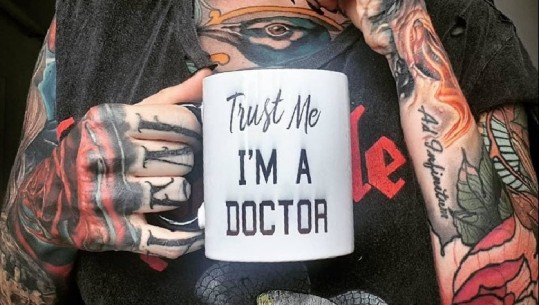 Sarah, mjekja e pazakontë me trupin e mbushur me tatuazhe  (FOTO)
