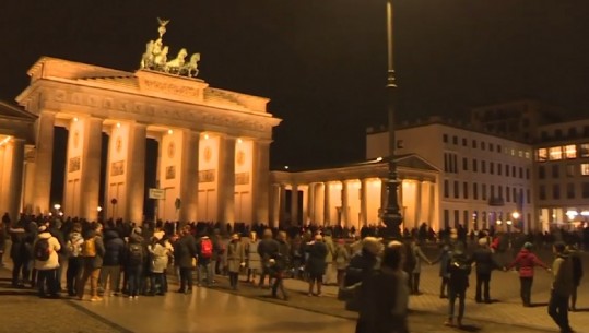 Masakra e urrejtjes në Gjermani: Homazhe për viktimat në Portën e Brandenburgut dhe në tapetin e kuq të Bienale-s