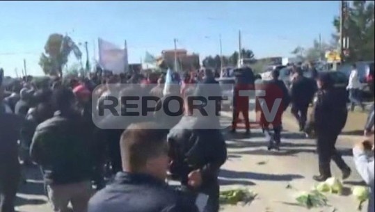 Tentojnë të bllokojnë rrugën në Lushnje, fermerët tension me policinë! Derdhin qumështin në shenjë proteste