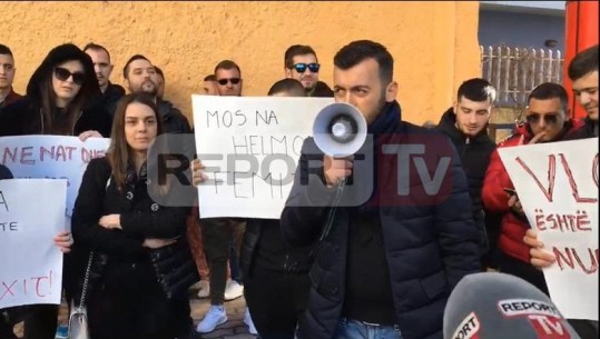 Mbetjet në Vlorë, një grup të rinjsh në protestë: Mos na helmoni! 