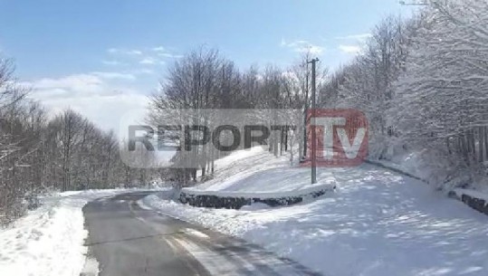 Reshjet e dëborës përfshijnë qarkun e Korçës, rrëshket makina e ish-deputetit Dashamir Shehi (VIDEO)