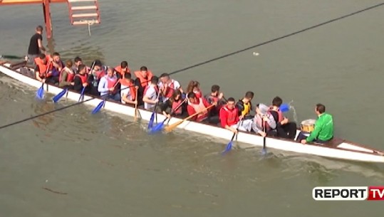  Sporti më i ri në Shqipëri! 'Dragon boat' 'mbërthen' të rinjtë në Lezhë (VIDEO)
