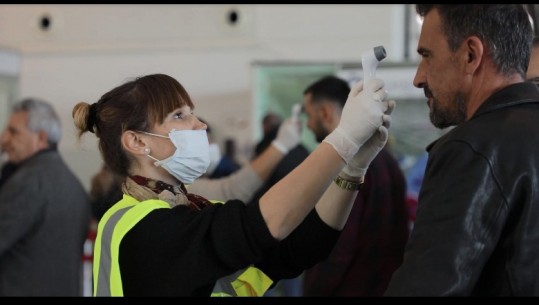 GALERIA/ Masat për koronavirusin në aeroportin e Rinasit...Procedura në FOTOT për udhëtarët që shkelin në Shqipëri