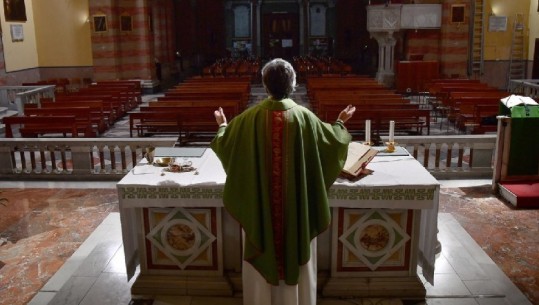 Itali/ Prifti në Genova mban meshë me sallë bosh për shkak të koronavirusit (FOTO)
