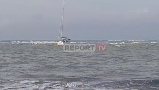Durrës, deti i trazuar nxjerr afër bregut velierën, shpëtohen mrekullisht 4 anëtarët e ekuipazhit (VIDEO)