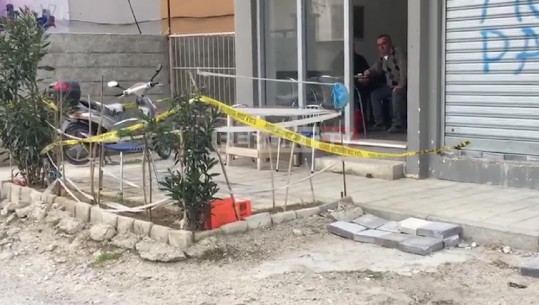 Sherr për pronën mes të moshuarve në Vlorë, 77-vjeçari qëllohet me thikë në lokal (Pamjet nga vendi i ngjarjes)
