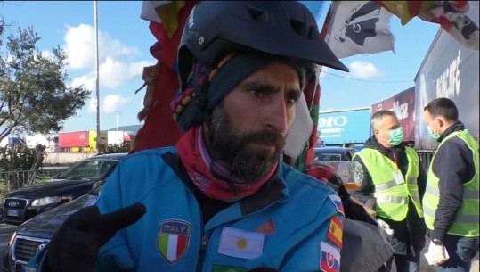 'Rreth botës me biçikletë'! Vizitoi 45 shtete në 8 vite, aventurat e argjentinasit 'mbërrijnë' në Vlorë (VIDEO)