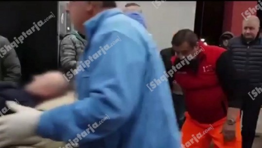 Momenti ku efektivi i plagosur dërgohet nga Lezha te Spitali i Traumës në Tiranë (VIDEO)